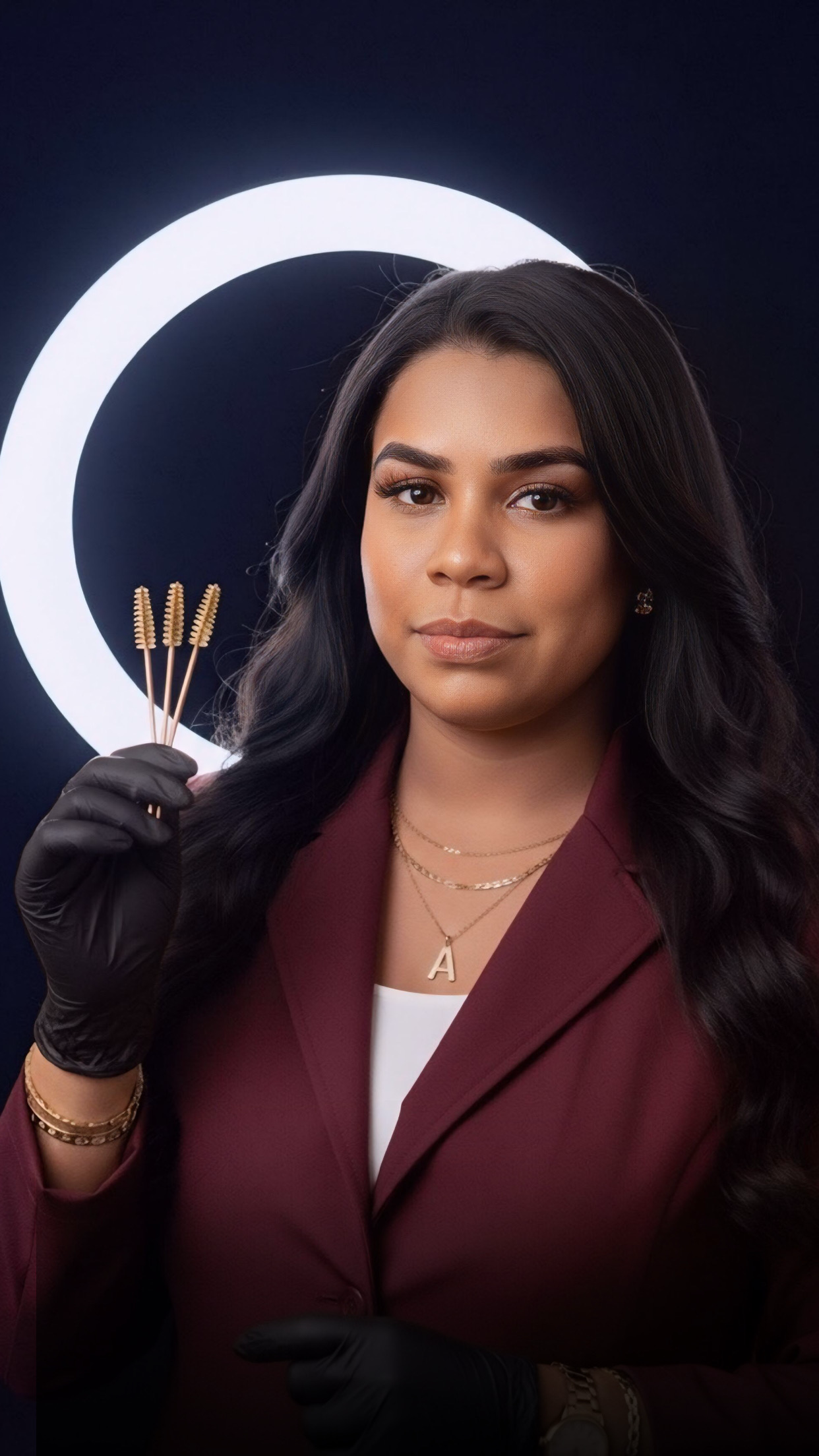 Amanda Rocha, especialista em cílios e sobrancelhas, em seu estúdio